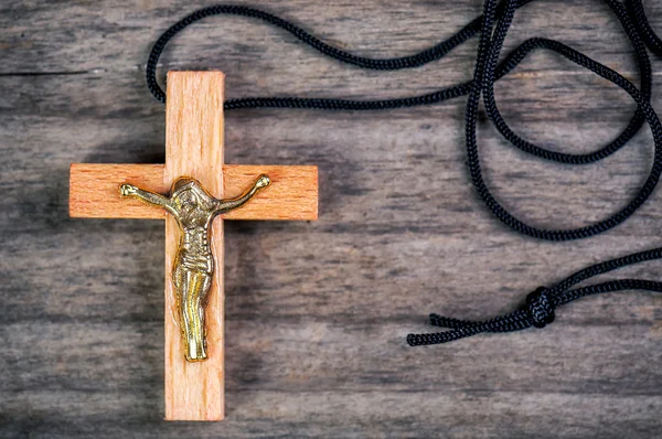 Cruz cristiana de madera de acebo — Foto de Stock