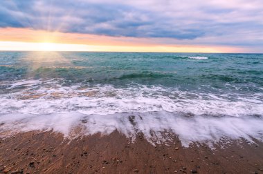 Yaz denizi üzerinde güzel bir gün doğumu