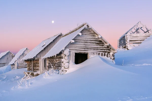 雪のドリフトで放棄されたキャビン 冬のテーマ 高い山だ 美しい日の出 — ストック写真