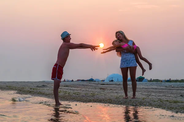 Jong Gelukkig Gezin Het Strand Bij Zonsondergang — Stockfoto