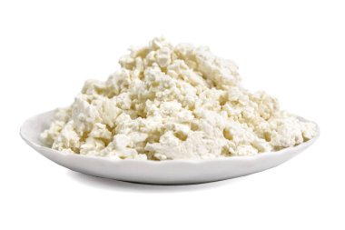 Beyaz tabaktaki süzme peynir beyaza izole edilmiş.