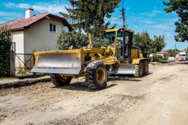 Derecelendirme yolu düzleştiriyor. Asfalt asfaltlama hazırlığı