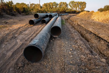 Gaz boruları ve kazılmış siperler. Sanayi teması