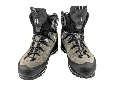 Profesyonel yürüyüş botları beyazla izole edilmiş.