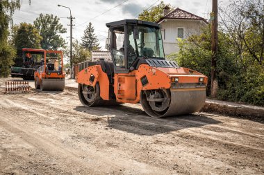 İki yol silindiri çakılla doldurulmuş. Asfalt asfaltlama hazırlığı