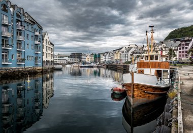 Norveç 'teki güzel Aalesund iskelesinde bir tekne.