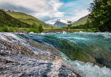 Soğuk dağ nehri ile Norveç manzarası