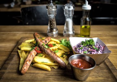 Masada patates ve sos ile ızgara sosis.