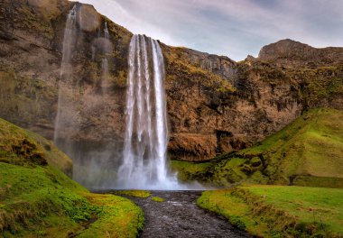 İzlanda 'daki güzel Seljalandsfoss şelalesi. Güzel manzara