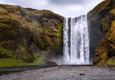 İzlanda 'daki güzel Skogafoss şelalesinin manzarası