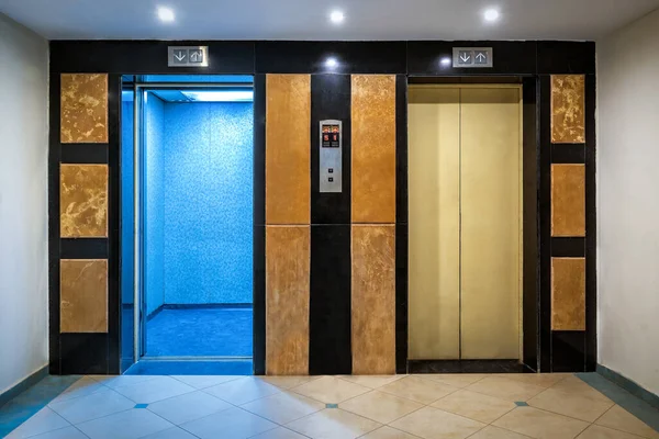 Elevator Closed Opened Doors — Stock Photo, Image