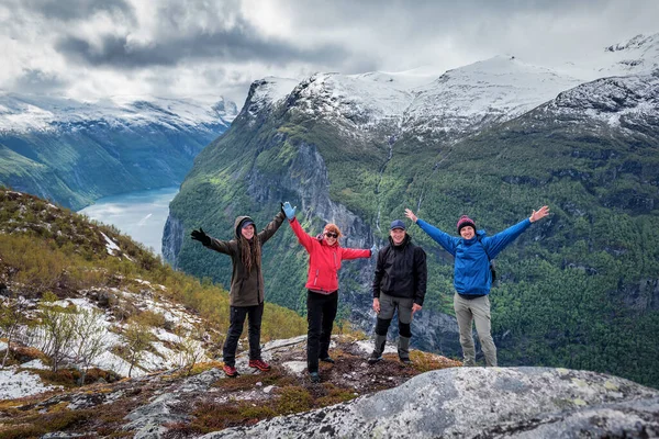 Vier Glückliche Freunde Über Geiranger Fjord Norwegen — Stockfoto