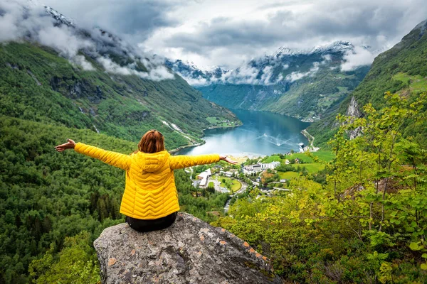 Glückliche Frau Gelb Über Dem Geiranger Fjord Norwegen — Stockfoto