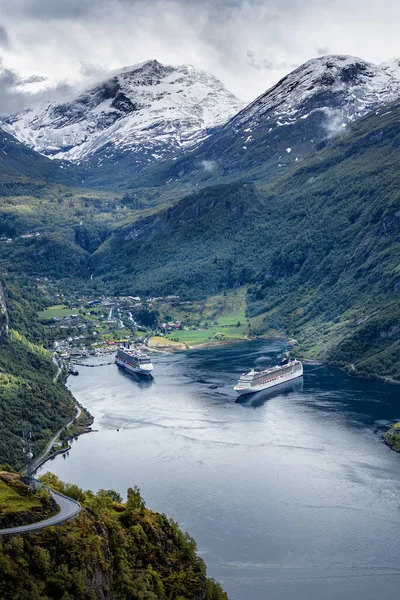 Dwa Duże Statki Wycieczkowe Fiordzie Geiranger Norwegii — Zdjęcie stockowe