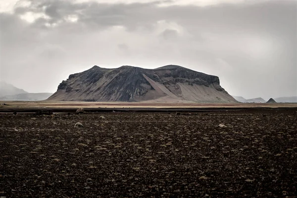 Sozinho Montanha Rochosa Terreno Deserto Islândia — Fotografia de Stock