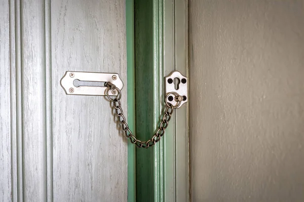 Oda Kapısı Zincirli Güvenlik Teması — Stok fotoğraf