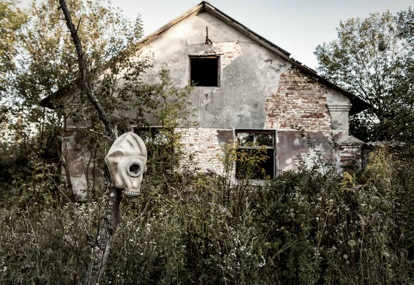 ガスマスクと放棄された家 核のポスト黙示録的なテーマ — ストック写真
