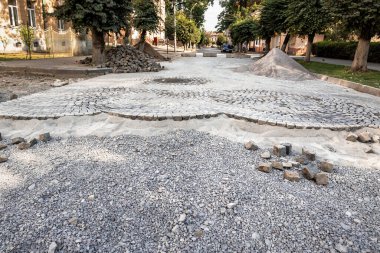Yolun tamiri, şehrin sokaklarına taş döşenmesi.
