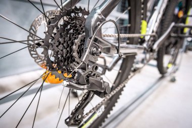 yeni vitesler ve dağ bisikleti zinciri