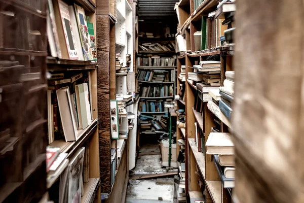 Ράφια Διαφορετικά Βιβλία Στην Παλιά Εγκαταλελειμμένη Βιβλιοθήκη — Φωτογραφία Αρχείου