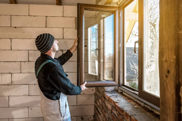 Egy Hivatásos Munkavállaló Ablakot Helyez Igazít Építkezésen — Stock Fotó