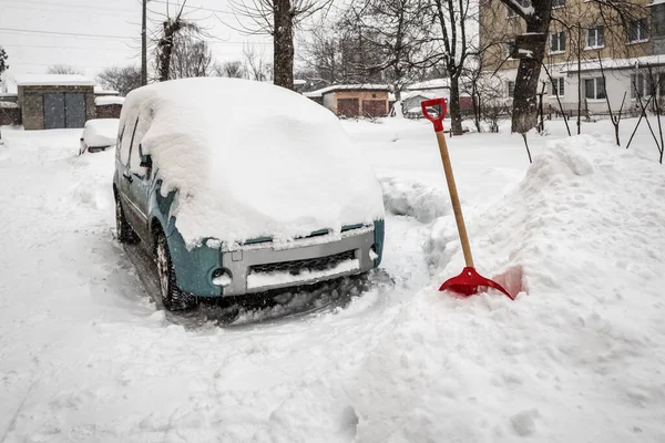 Desenterrar Carro Coberto Neve Após Tempestade Neve — Fotografia de Stock