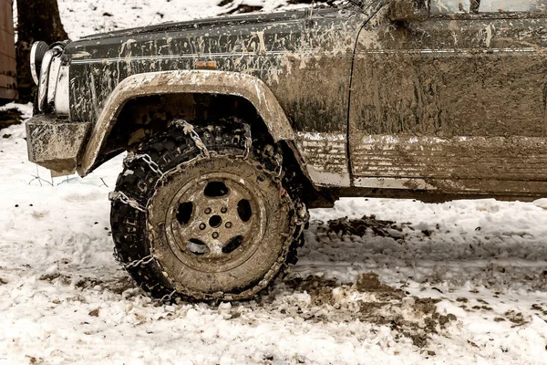 Carro Road Sujo Com Corrente Neve Inverno — Fotografia de Stock