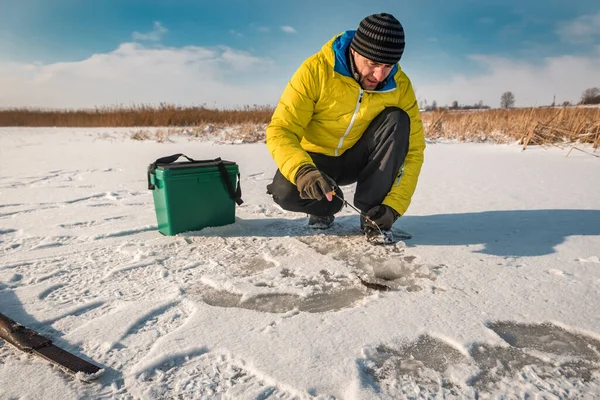 Fisherman Yellow Catches Fish Frozen Lake — 图库照片