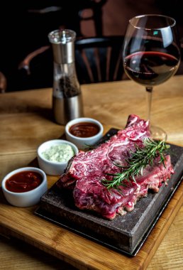 Çiğ biftek ızgara taşında pişiyor.