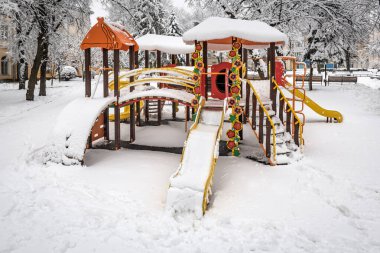 Kar fırtınasından sonra çocuk parkı