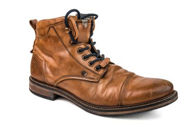 Beyaz tenli şık kahverengi deri ayakkabılar.