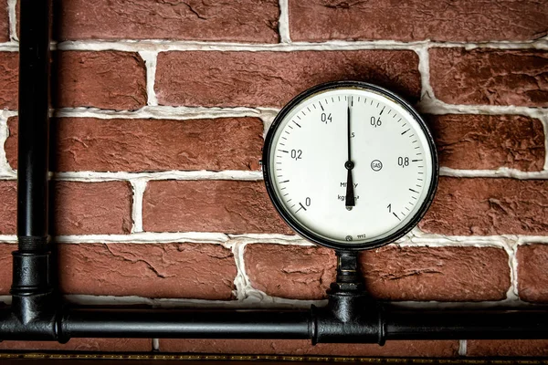 Old Vintage Analog Manometer Steam Power Machine Brick Wall — Stockfoto