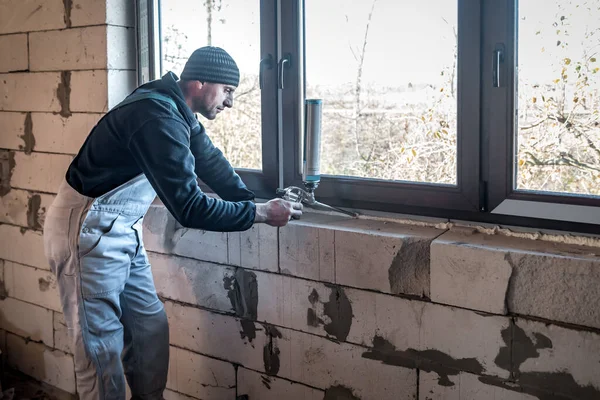 Professional Builder Worker Fixes Window Polyurethane Foam — Foto Stock