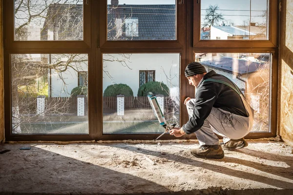 Professional Builder Worker Fix Window Using Polyurethane Foam — Foto Stock