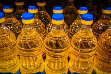 Süpermarket raflarında plastik yağ şişeleri