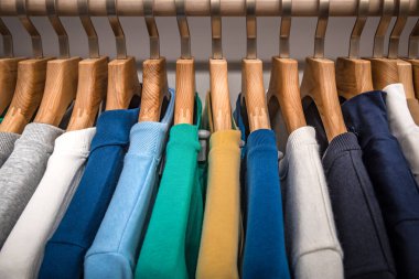 Askıda farklı erkek kıyafetleri