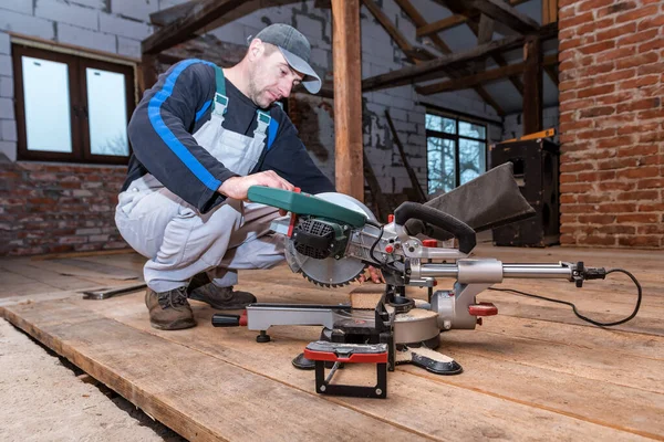 Professional Carpenter Using Miter Saw Cut Wooden Board — Foto Stock