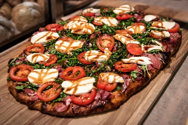 Pizza Recién Horneada Con Jamón Tomate Mozzarella —  Fotos de Stock