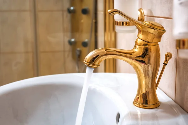 Torneira Água Vintage Retro Dourado Banheiro — Fotografia de Stock