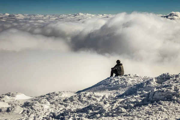 Πεζοπόρος Κάθεται Και Αναπαύεται Στην Κορυφή Ενός Χιονισμένου Βουνού — Φωτογραφία Αρχείου