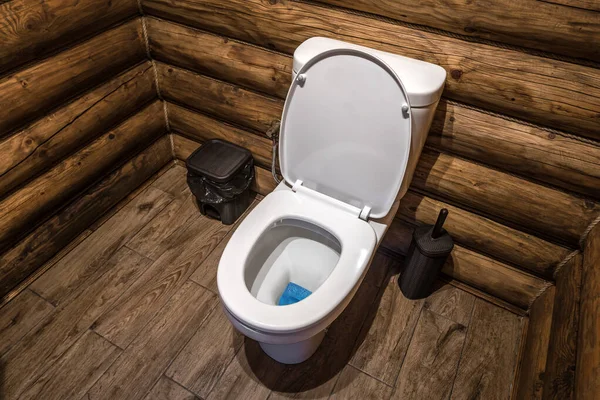 Новый Чистый Белый Туалет Деревянной Комнате — стоковое фото