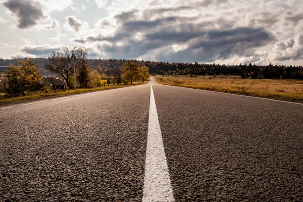 Beyaz Çizgili Mükemmel Asfalt Yol — Stok fotoğraf