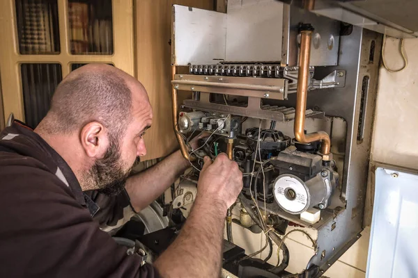 Επαγγελματίας Κύριος Επισκευάζει Λέβητα Αερίου — Φωτογραφία Αρχείου