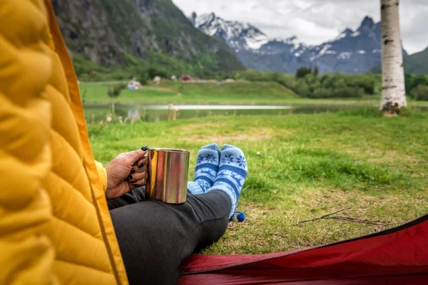 Tourist Einem Zelt Mit Einem Metallbecher Tee Reisethema — Stockfoto
