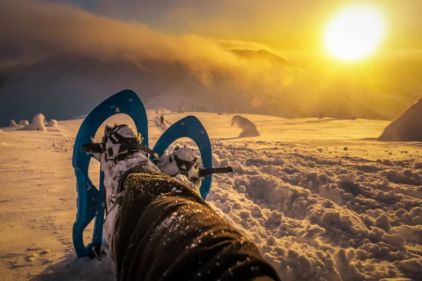 Nogi Turysty Rakiecie Śnieżnej Górach Zimowych Pięknym Zachodzie Słońca — Zdjęcie stockowe