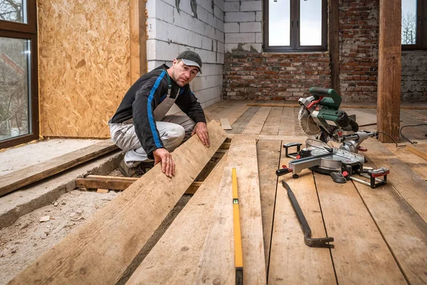 Woodworker Carpinteiro Faz Piso Madeira Usando Placas Serra Mitra — Fotografia de Stock