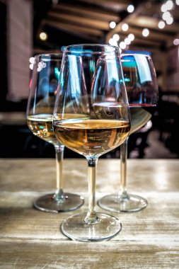 Masada üç farklı şarap bardağı var.