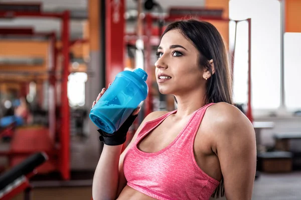 Güzel Sporcu Kadın Spor Salonundaki Egzersizden Sonra Protein Kokteyli Içiyor — Stok fotoğraf
