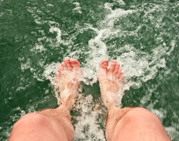 Pés na água — Fotografia de Stock