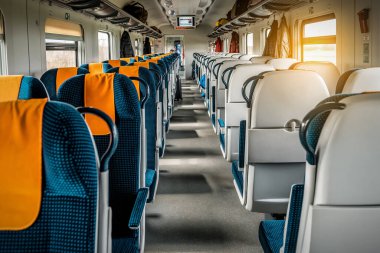 Yüksek hızlı elektrikli trenin içi, güneş ışığında yolcu vagonu. Ulaşım teması